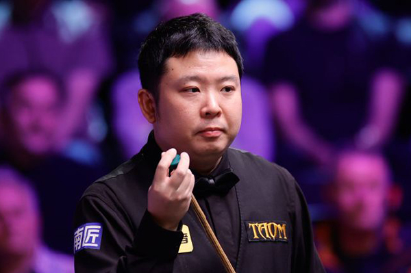 北京时间12月2日凌晨，2025斯诺克英锦赛正赛首轮继续在英国约克进行。一场焦点对决中，中国选手张安达在3-5落后的绝境下连救两个赛点，最终以6-5逆转15号种子加里·威尔逊，惊险闯入16强；1/8决赛他将与同胞赵心童上演“中国德比”。 比赛进程：五度平分，决胜局才见生死 开局互探：威尔逊打出单杆58分先声夺人，张安达随即回敬单杆87分、73分，以2-1反超。 中场胶着：第四局威尔逊多次上手扳平比分；休息归来他又凭借单杆52分、65分、91分，一度5-3拿到赛点。 绝境反击：背水一战的张安达先以83-35挽救一个赛点，第10局再轰单杆77分，5-5把比赛拖入决胜局。 决胜时刻：第11局两人均谨慎防守，威尔逊长台失准留下破绽，张安达上手打出单杆56分，最终以65-15锁定胜局，完成6-5绝杀。 数据盘点 张安达：全场3杆50+（87、73、77），1杆制胜，防守成功率78%。 加里·威尔逊：4杆50+（58、52、65、91），进攻火力略占优，但关键局失误致命。 赛后声音 张安达坦言：“3-5落后时我没想太多，只想把每一杆防守做好。最后能赢下来有些运气，但也证明坚持是有回报的。”谈到下轮与赵心童的“内战”，他希望“两人都能发挥出最好水平，为观众奉献精彩比赛”。 下一轮对阵 张安达 vs 赵心童（16进8，时间待定）。随着这场胜利，本届英锦赛已有斯佳辉、吴宜泽、庞俊旭、丁俊晖、赵心童、张安达共6名中国选手跻身16强，刷新历史最佳战绩。